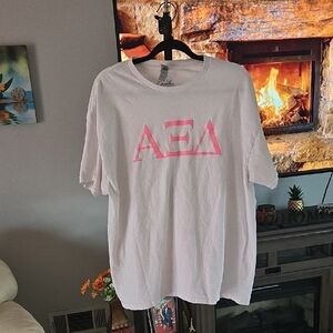 Gildan White Tee with Pink Graphic🩷 PRE LOVED   🩷   SIZE XL